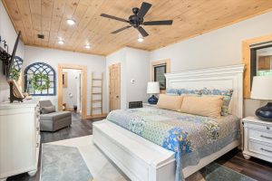 2 Bedroom Gatlinburg Cabin Vacation Rentals near Downtown and Rocky Top Sports World, Fly Me To The Moon