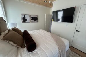 Five bedroom Sleeps 13 Free Dollywood and Soaky Mountain Ticket Vacation Rental