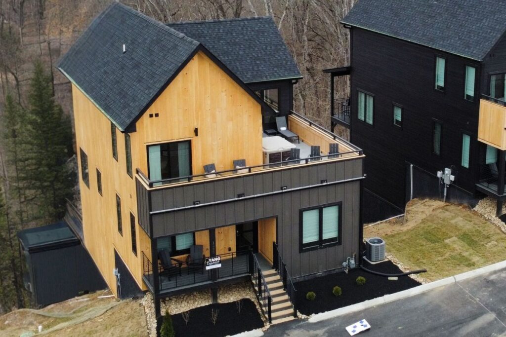 Five bedroom Sleeps 13 Free Dollywood and Soaky Mountain Ticket Vacation Rental