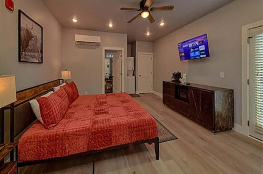 Affordable Studio One Bedroom Hotel Suite Studio Vacation Rental, King Bed, Washer Dryer, Patio, near Dollywood< Restaurants and Great Smoky Mountains