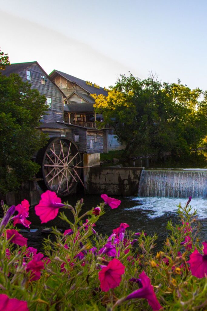 Pigeon Forge Vacation Cabins and Condos with Free Dollywood Tickets