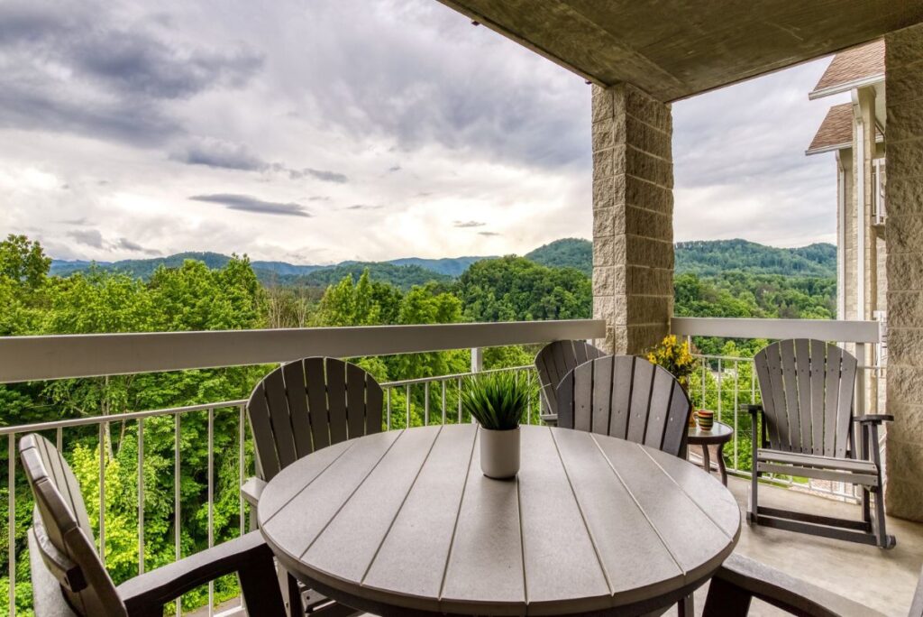 Whispering Pines Condo 443 Downtown Pigeon Forge, Indoor Pool, Outdoor Pool, Lazy River, Mountain View