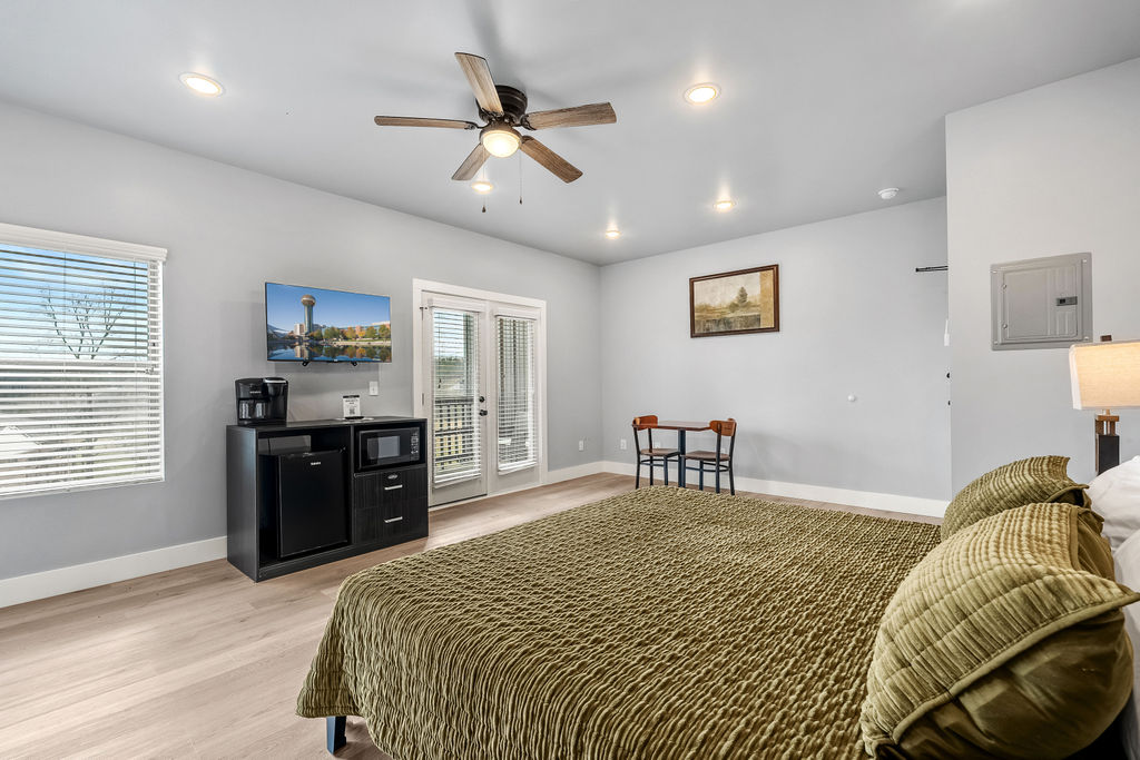 Affordable Studio One Bedroom Hotel Suite Studio Vacation Rental, King Bed, Washer Dryer, Patio, near Dollywood< Restaurants and Great Smoky Mountains