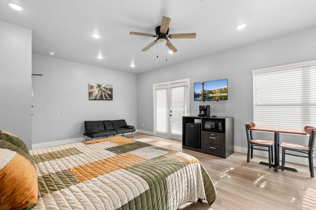 Affordable Studio One Bedroom Hotel Suite Studio Vacation Rental, King Bed, Washer Dryer, Patio, near Dollywood< Restaurants and Great Smoky Mountains