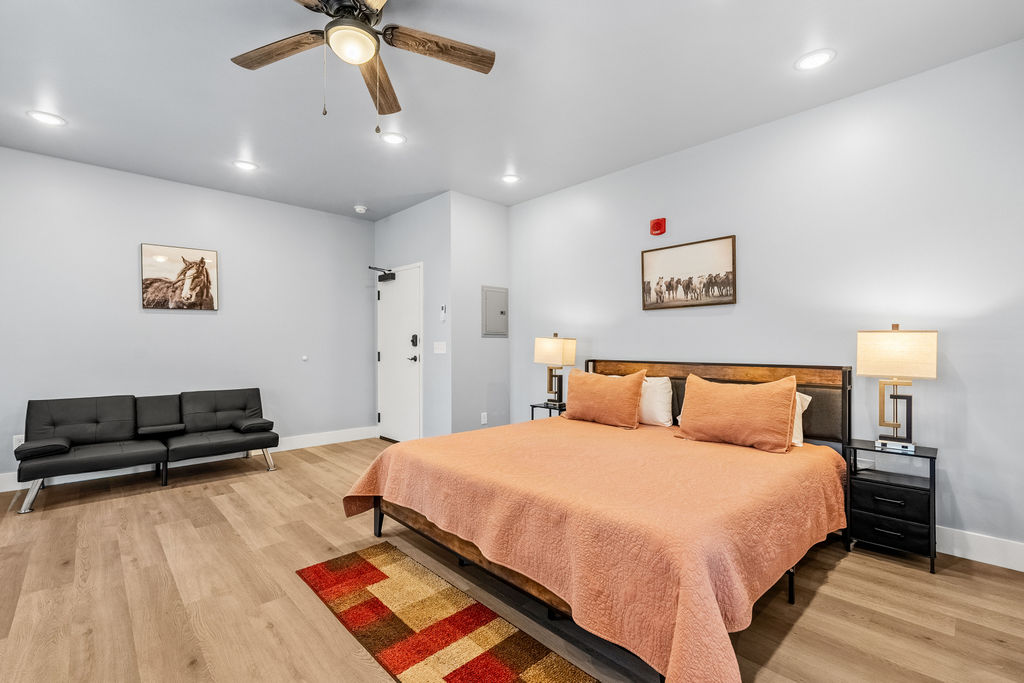 Affordable Studio One Bedroom Hotel Suite Studio Vacation Rental, King Bed, Washer Dryer, Patio, near Dollywood< Restaurants and Great Smoky Mountains