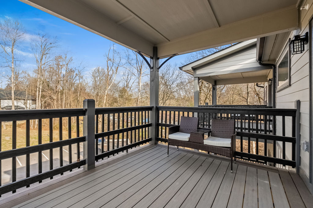 Affordable Studio One Bedroom Hotel Suite Studio Vacation Rental, King Bed, Washer Dryer, Patio, near Dollywood< Restaurants and Great Smoky Mountains