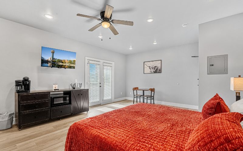 Sevierville Studios King Bed near Dollywood Pigeon Forge Sevierville